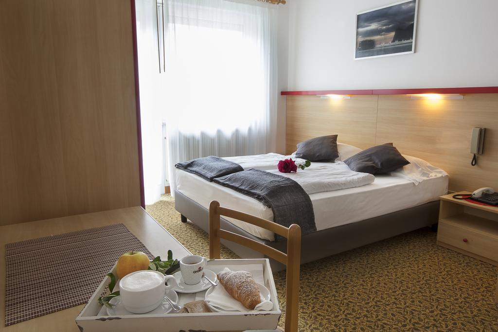 Park Hotel Eden Torbole Sul Garda Exterior foto